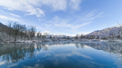 Paesaggio con vista sul lago, in inverno, con la neve sulle montagne