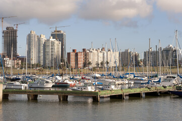 Fototapeta na wymiar Montevideo marina and skyline, Uruguay, South America.Montevideo Jachthafen und Skyline, Uruguay, Südamerika.