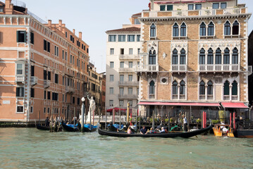 Obraz na płótnie Canvas The gondolier floats on a gondola with tourists