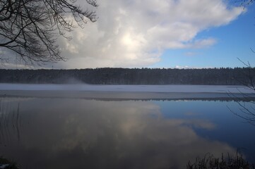 Obraz premium Aufsteigender Dampf am See im Winter