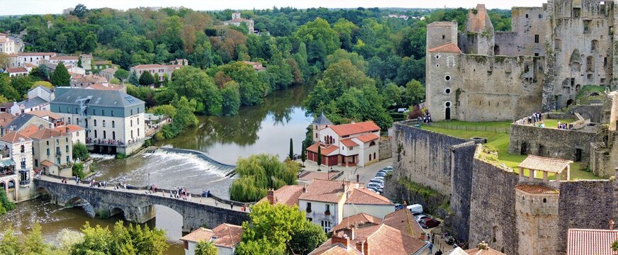 Vue panoramique de la cit&eacute; m&eacute;di&eacute;vale de Clisson