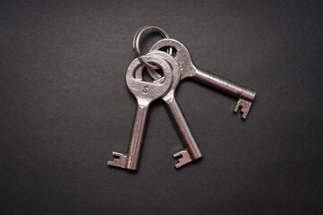 3 Briefkastenschlüssel, Buntbartschlüssel an einen Schlüsselring auf schwarzem Hintergrund