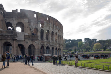 Fototapeta na wymiar Tourists visiting the Coliseum