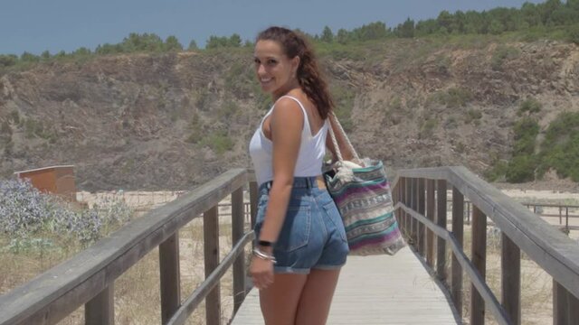 mujer joven y atractiva en triquini en el para&iacute;so tropical en Praia do Odeceixe, en Portugal