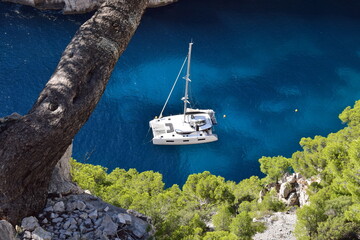 Un catamaran mouillant dans la Calanque d'en Vau © Alexis BORG