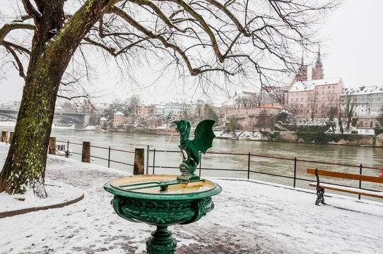 Basel, Basiliskbrunnen, Basilisk, Brunnen, Rhein, Rheinufer, Kleinbasel, Altstadt, Stadt, Winter, Schnee, Schneedecke, Basel-Stadt, Grossbasel, M&uuml;nster, Schweiz