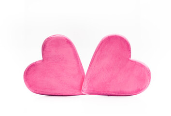 Zwei Holzherzen auf weissem Hintergrund