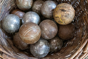 Boules de pétanque dans un panier en osier