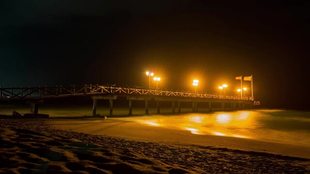 Puente de Marbella en la noche iluminado