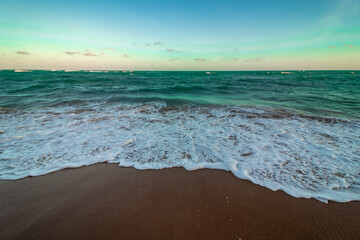 praia com águas cristalinas e ondas