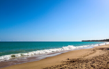 Praia com água cristalina e céu azul