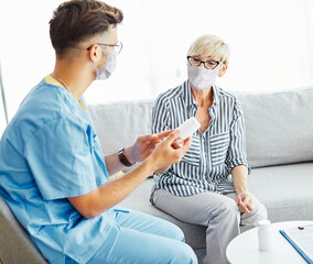 Obraz premium nurse doctor senior care drug pill tablet prescription caregiver help virus mask protection home nursing