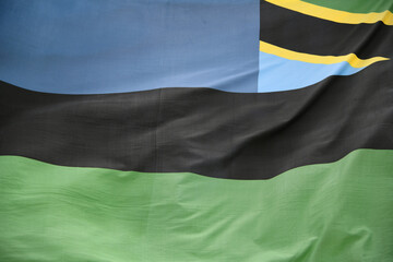 Im Wind die Nationalflagge, Fahne von der Insel Sansibar nach der Vereinigung mit Tansania seit dem 10. Januar 2005. Das Blau stellt den Indischen Ozean dar.  