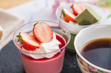 イチゴのムースと抹茶プリン