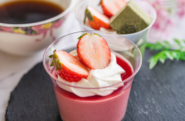 イチゴのムースと抹茶プリン