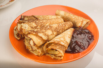 Photo Delicious thin Pancakes With jam.  Cup of tea and pancakes. Traditional Russian Dish.