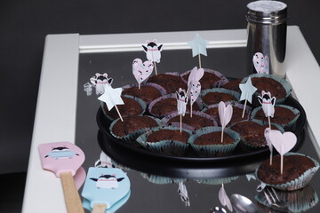 Muffiny czekoladowe ozdobione przyjęcie - obrazy, fototapety, plakaty