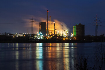 Schwerindustrie Anlage am Wasser in blauer Stunde