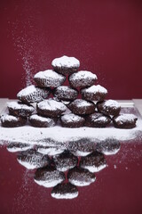 Muffiny czkoladowe piramida posypane cukrem pudrem - obrazy, fototapety, plakaty