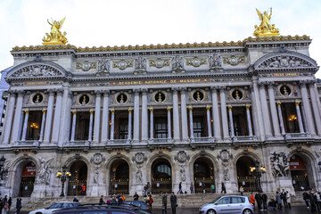 Fototapeta na wymiar The facade of the Paris opera house