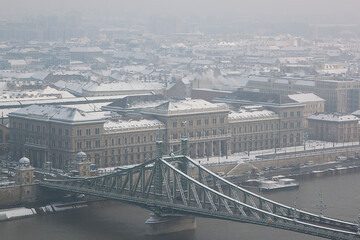 Fototapeta na wymiar Freiheitsbrücke über die Donau in Ungarn beim Schneefall