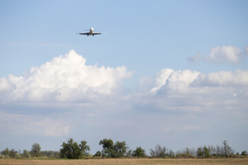 Fototapeta na wymiar Flugzeug ind Wolken beim Landen
