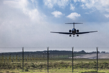 Fototapeta na wymiar Flugzeug mit Gasturbinen beim Landen über die Landebahn in Budapest, Ungarn, Ferihegy