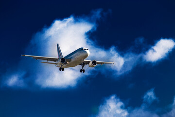 Flugzeug vor Wolke beim landeanflug