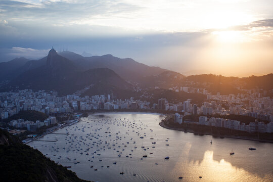 R&iacute;o de Janeiro, Brasil. 17 de junio 2017: Vista de la ciudad de Rio de Janeiro desde el Pan de Azucar durante el atardecer.