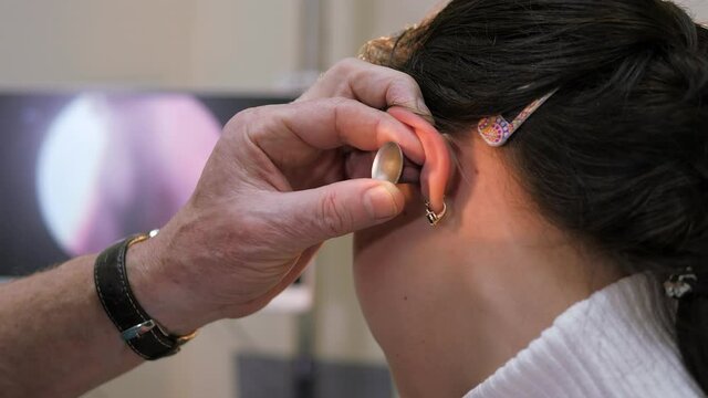 Doctor of otolaryngology. Examination of the auditory canal.