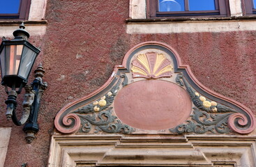 Relief über der Eingangstür zur Großen Kemenate in der Weidenbrunner Gasse