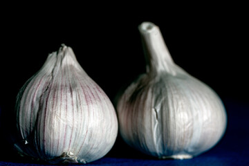 Obraz premium Fresh garlic at dark background