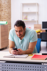Obraz premium Young male student preparing for exam at home
