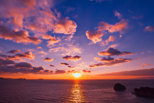 夕陽に染まる海、空、雲