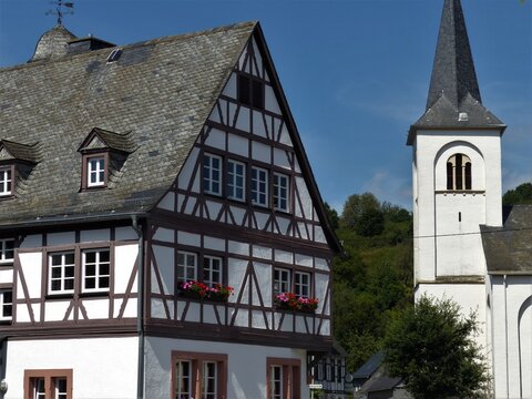 Fachwerkhaus und Kirchturm in Mengerschied / Hunsr&uuml;ck