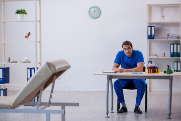 Obraz premium Young male doctor working in the clinic