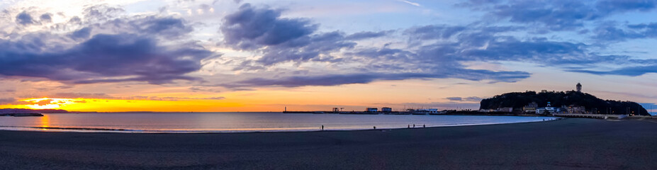 【神奈川県 江ノ島】朝日に照らされた海