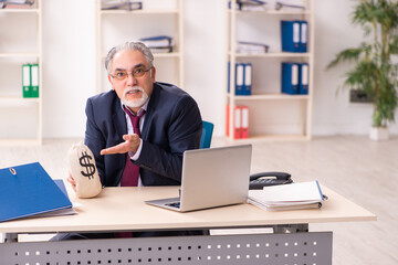 Obraz premium Old businessman employee in bankruptcy concept