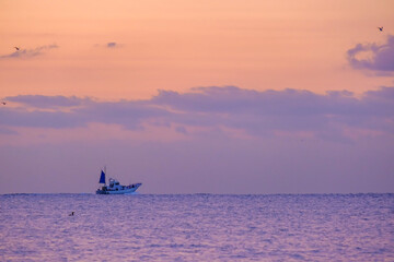 Obraz premium 【神奈川県 江ノ島】朝日に照らされた海