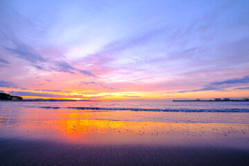 【神奈川県 江ノ島】朝日に照らされた海