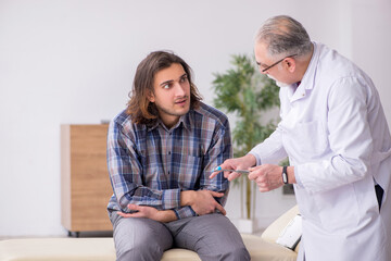 Obraz premium Young male patient visiting experienced doctor neurologist