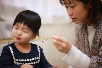 薬を嫌がる女の子