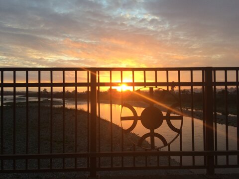 Atardecer con vista al rio cautin y el kultrun mapuche