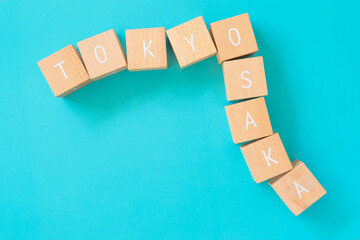 東京と大阪 | 「Tokyo」と「Osaka」と書かれた9個の積み木ブロック