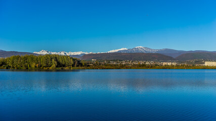 Fototapeta na wymiar Landscape with a beautiful lake