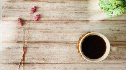 コーヒーとピンク色のエノコログサ