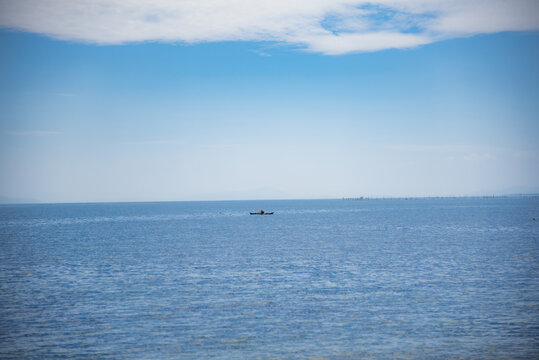 湖面に佇むカヌー