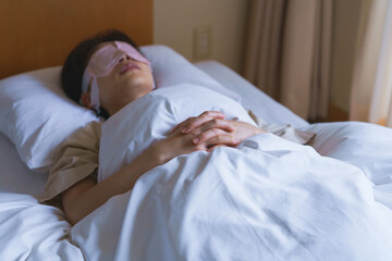 睡眠　ホットアイマスク　布団　眠り　女性　日本人