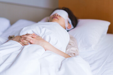 睡眠　ホットアイマスク　布団　眠り　女性　日本人