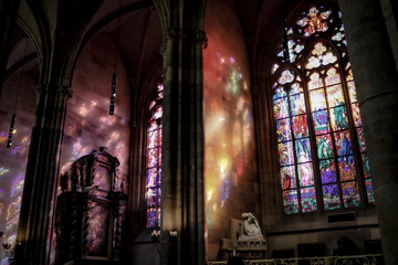 Luz de vidriera reflejada en el interior de la catedral de Praga